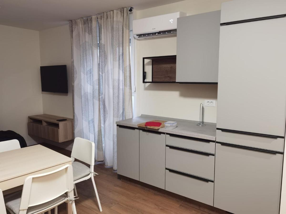 Style 2Br*** Apartment Split Bagian luar foto